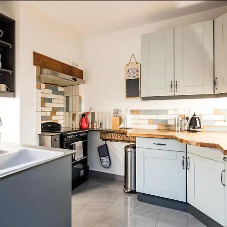 Lovely Three Bedroomed House, Parking 2 Cars Londres Exterior foto