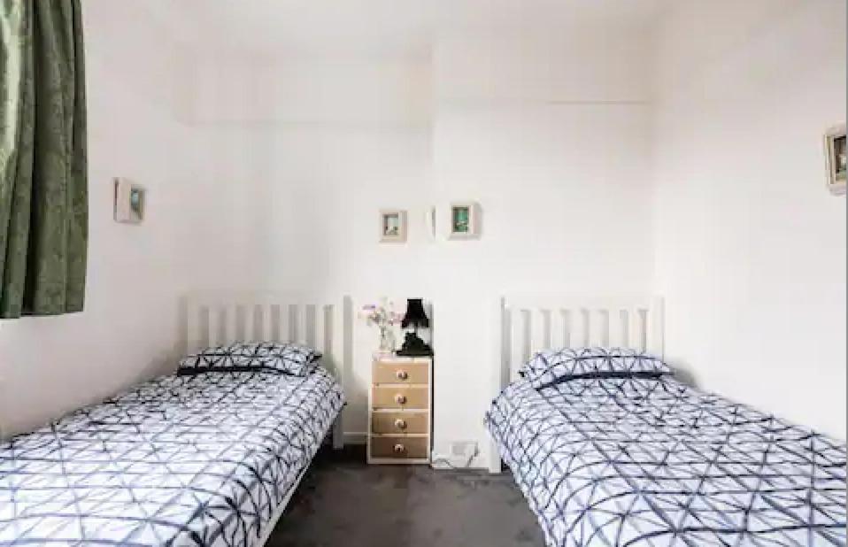 Lovely Three Bedroomed House, Parking 2 Cars Londres Exterior foto