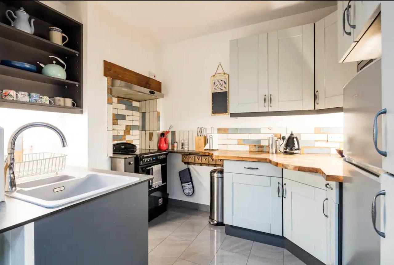 Lovely Three Bedroomed House, Parking 2 Cars Londres Exterior foto